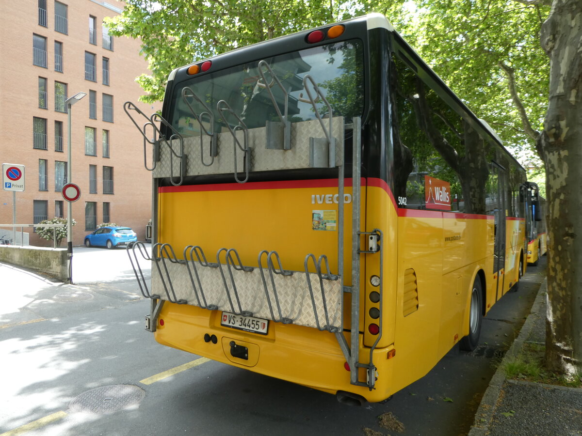 (250'379) - PostAuto Wallis - VS 34'455/PID 5042 - Irisbus (ex Moosalp Tours, Stalden) am 23. Mai 2023 in Brig, Garage