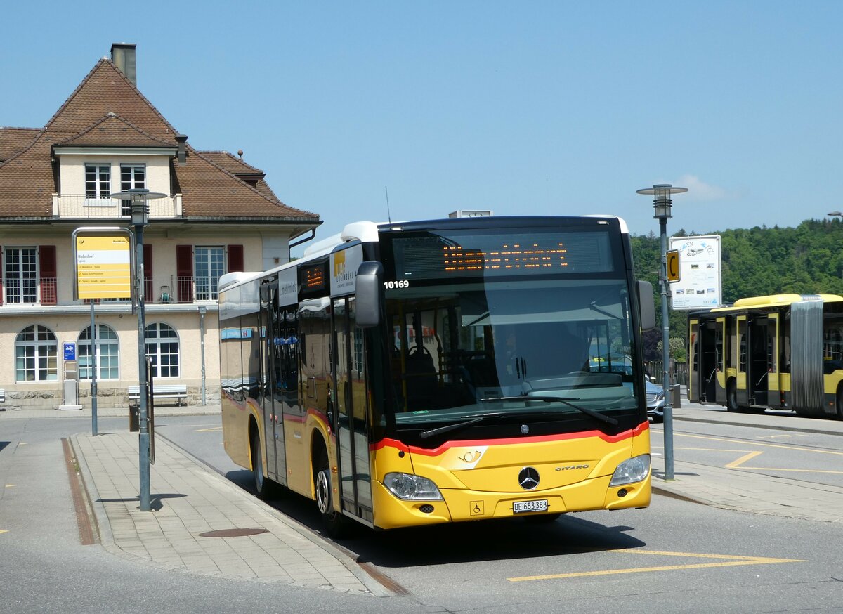 (250'460) - PostAuto Bern - BE 653'383/PID 10'169 - Mercedes am 26. Mai 2023 beim Bahnhof Spiez