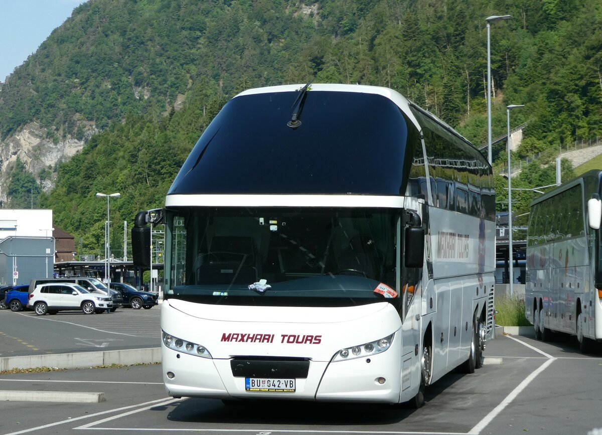 (250'841) - Aus Serbien: Maxhari, Bujanovac - BU 042-VB - Neoplan am 1. Juni 2023 beim Bahnhof Interlaken Ost
