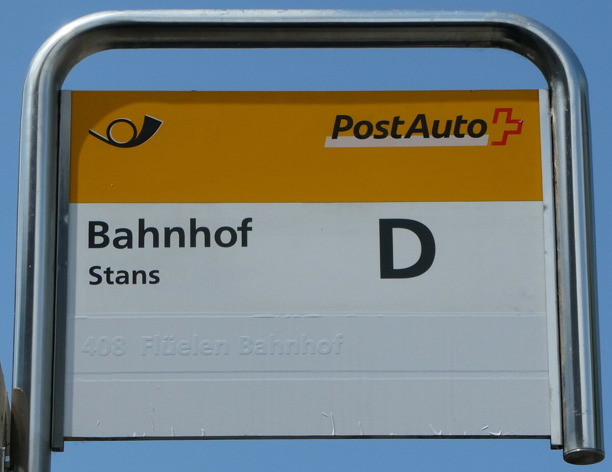 (250'879) - PostAuto-Haltestellenschild - Stans, Bahnhof - am 1. Juni 2023