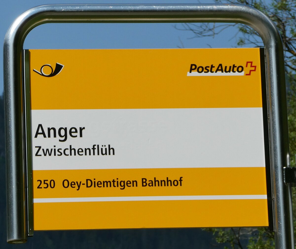 (250'898) - PostAuto-Haltestellenschild - Zwischenflh, Anger - am 2. Juni 2023