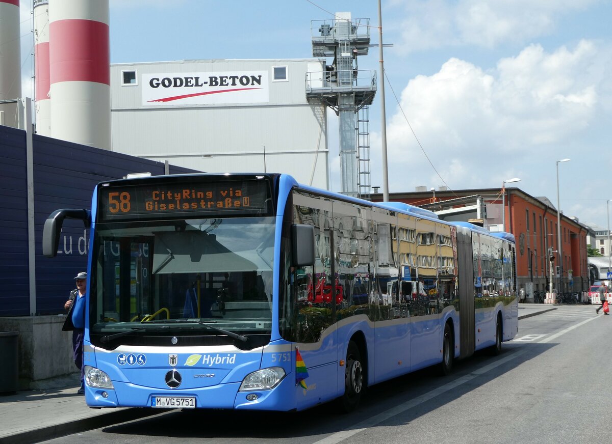 (251'076) - MVG Mnchen - Nr. 5751/M-VG 5751 - Mercedes am 5. Juni 2023 beim Hauptbahnhof Mnchen