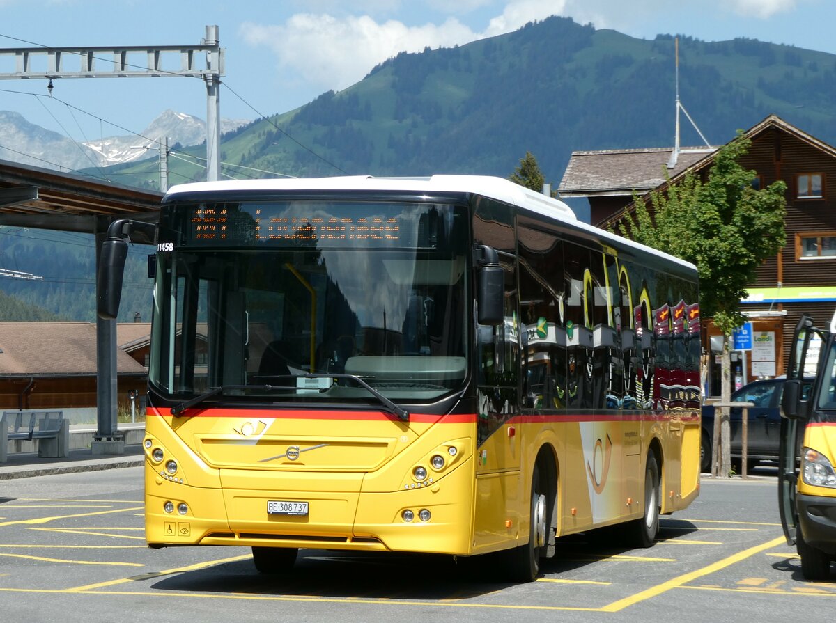 (251'115) - Kbli, Gstaad - BE 308'737/PID 11'458 - Volvo am 6. Juni 2023 beim Bahnhof Gstaad