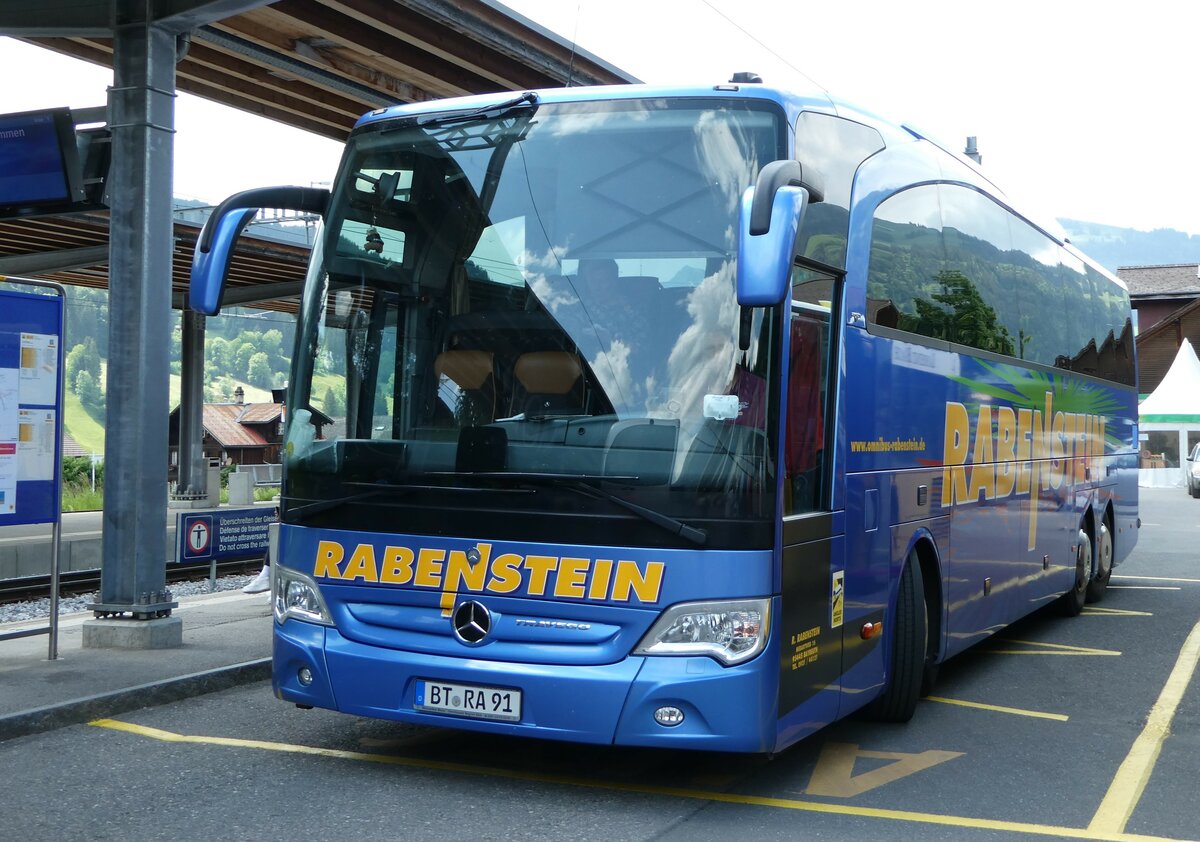 (251'136) - Aus Deutschland: Rabenstein, Bayreuth - BT-RA 91 - Mercedes am 6. Juni 2023 beim Bahnhof Gstaad