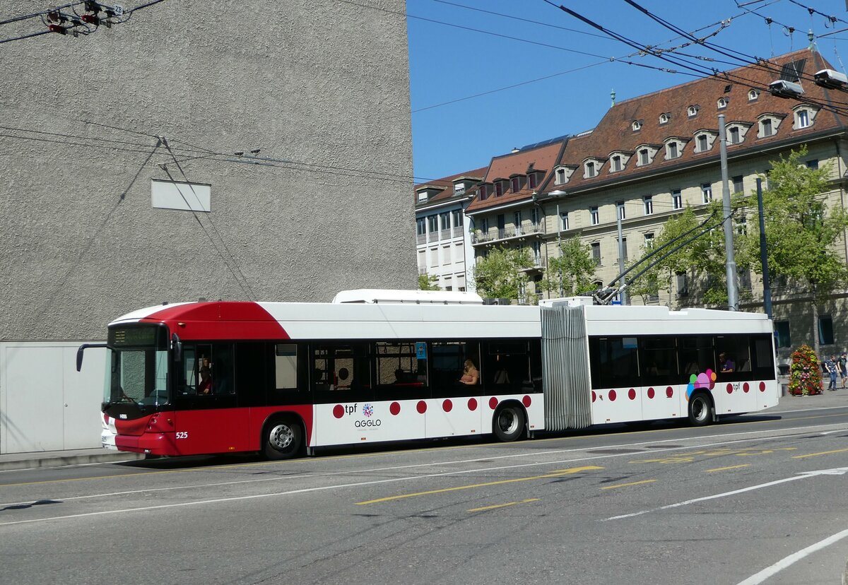 (251'515) - TPF Fribourg - Nr. 525 - Hess/Hess Gelenktrolleybus am 15. Juni 2023 in Fribourg, Rue Pierre-Kaelin