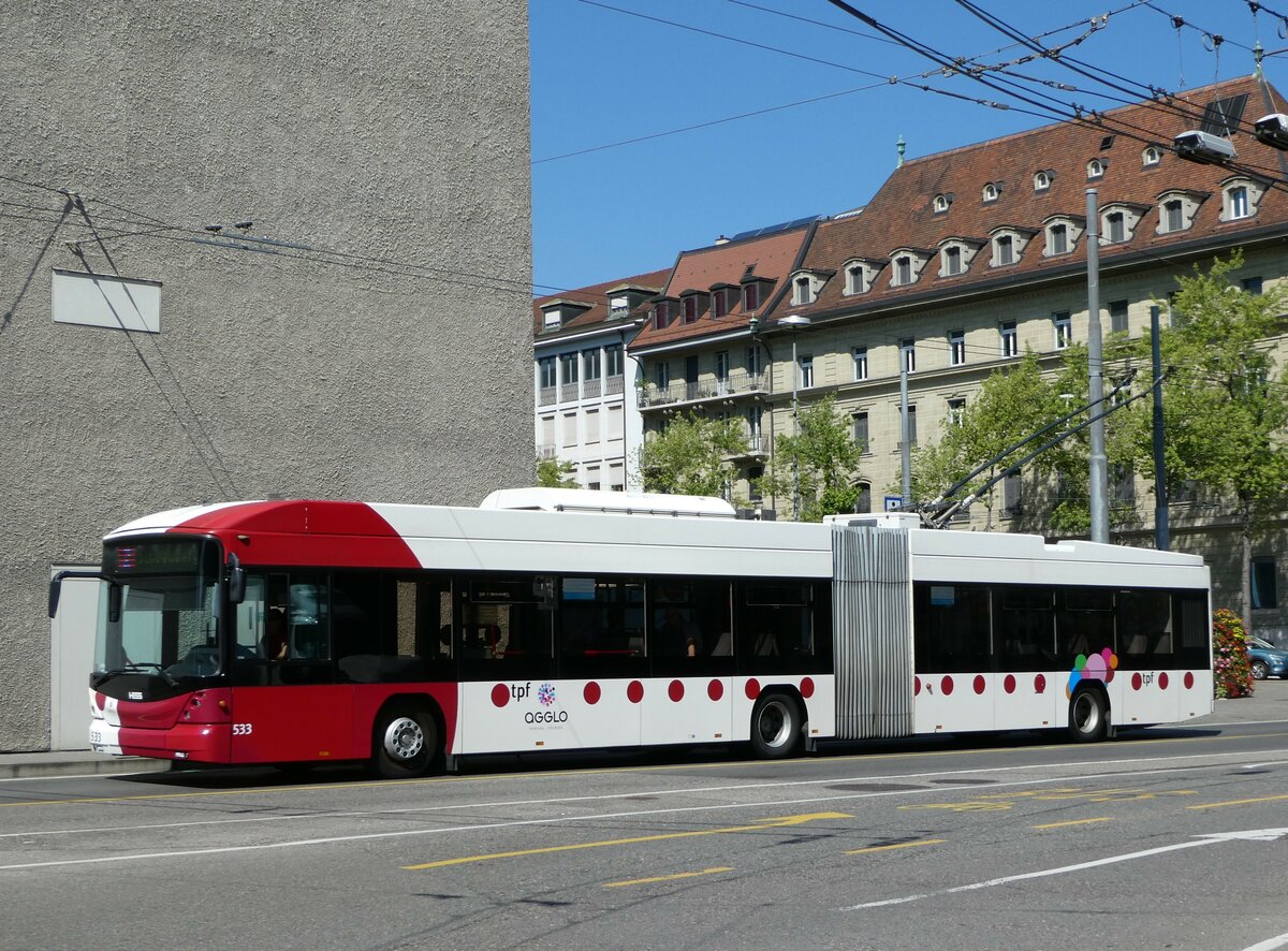 (251'519) - TPF Fribourg - Nr. 533 - Hess/Hess Gelenktrolleybus am 15. Juni 2023 in Fribourg, Rue Pierre-Kaelin