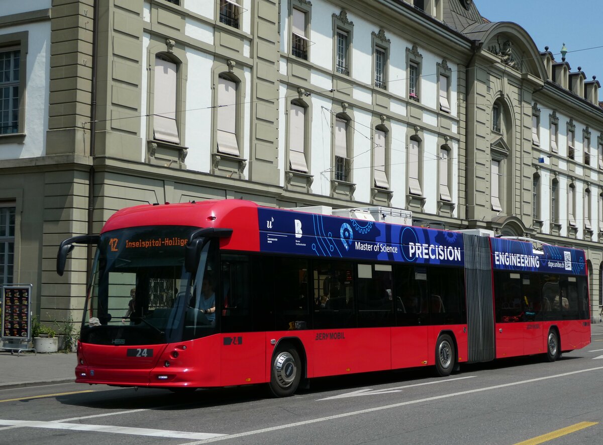 (251'620) - Bernmobil, Bern - Nr. 24 - Hess/Hess Gelenktrolleybus am 17. Juni 2023 beim Bahnhof Bern