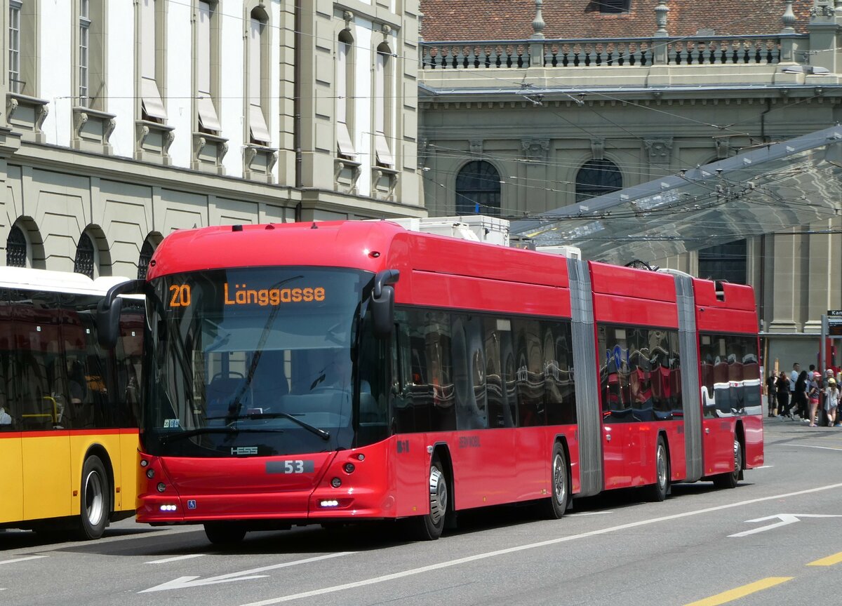 (251'629) - Bernmobil, Bern - Nr. 53 - Hess/Hess Doppelgelenktrolleybus am 17. Juni 2023 beim Bahnhof Bern