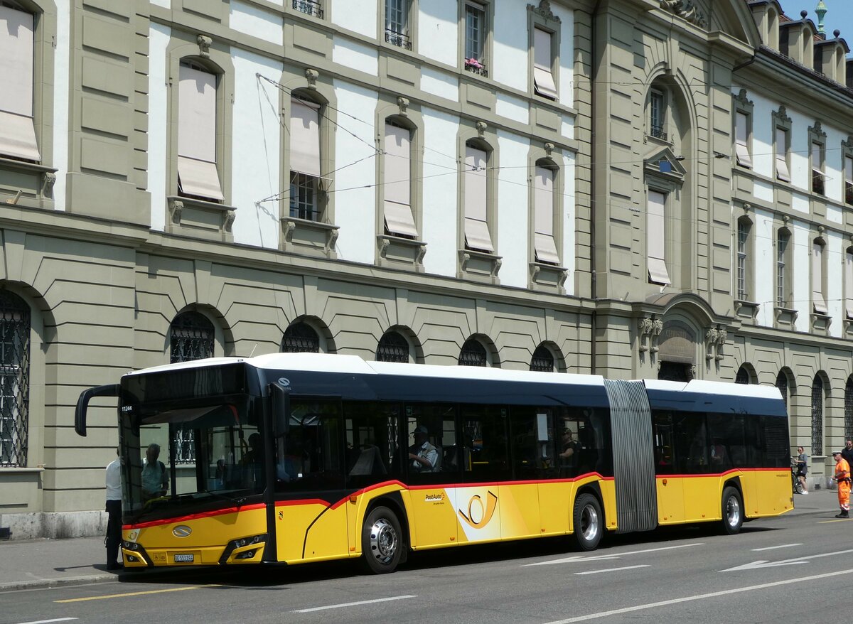 (251'631) - PostAuto Bern - Nr. 11'244/BE 553'244/PID 11'244 - Solaris am 17. Juni 2023 beim Bahnhof Bern