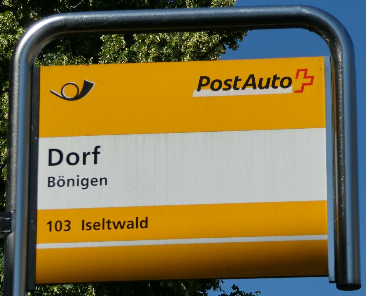 (251'909) - PostAuto-Haltestellenschild - Bnigen, Dorf - am 24. Juni 2023