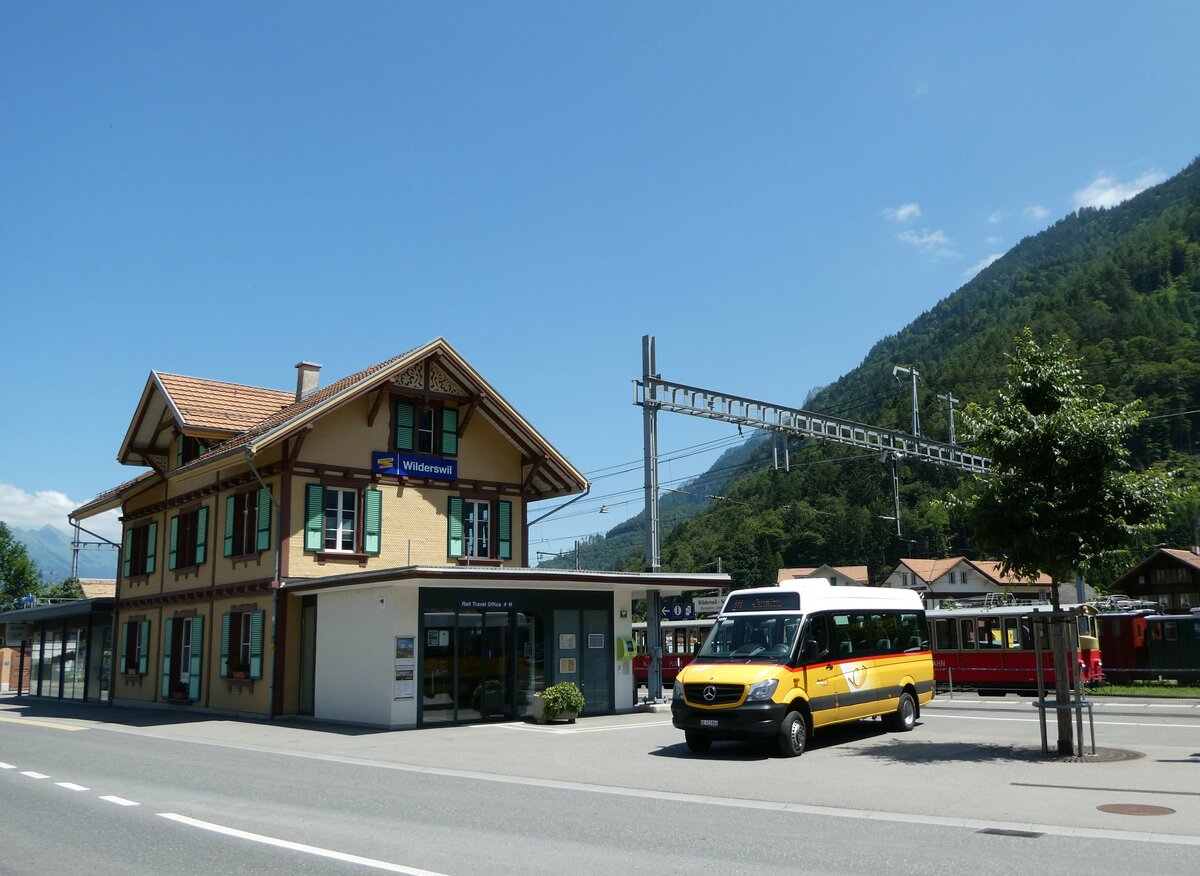 (251'998) - PostAuto Bern - BE 472'866/PID 10'284 - Mercedes am 24. Juni 2023 beim Bahnhof Wilderswil
