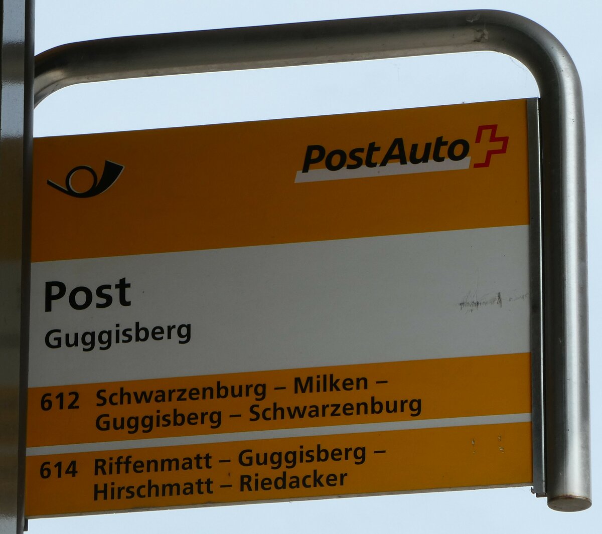 (252'148) - PostAuto-Haltestellenschild - Guggisberg, Post - am 27. Juni 2023