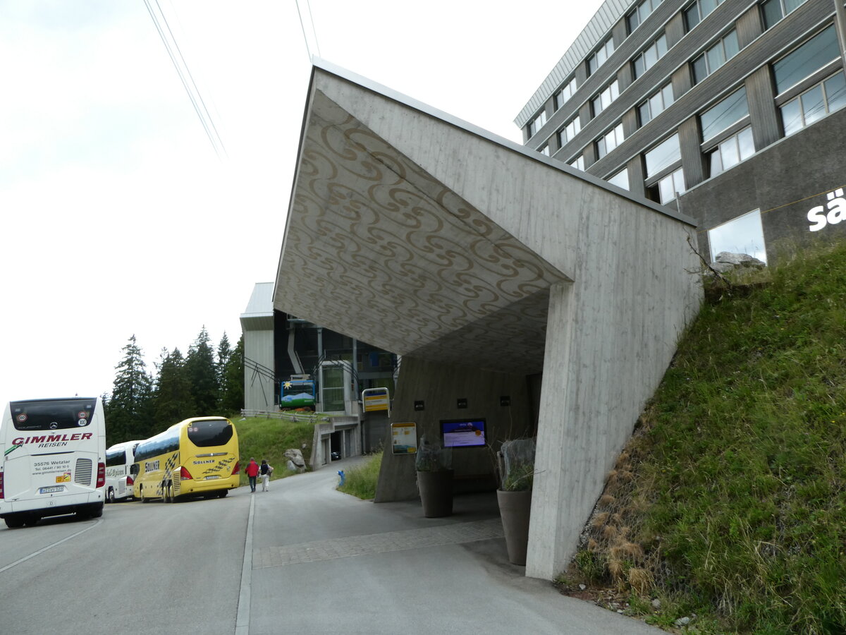 (252'353) - PostAuto-Haltestelle am 4. Juli 2023 in Schwgalp, Sntis-Schwebebahn