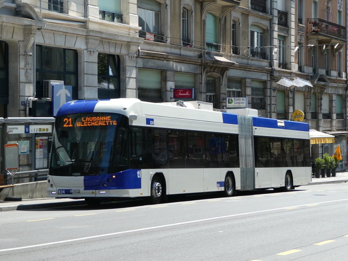 (252'470) - TL Lausanne - Nr. 824/VD 399'593 - Hess/Hess Gelenktrolleybus am 8. Juli 2023 beim Bahnhof Lausanne