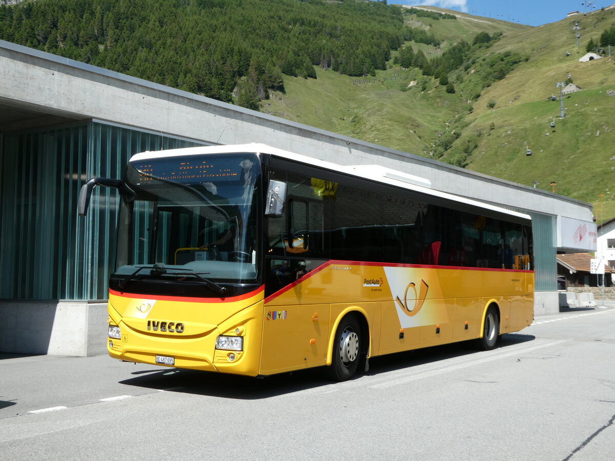 (252'567) - PostAuto Bern - BE 487'695/PID 10'952 - Iveco am 9. Juli 2023 beim Bahnhof Andermatt