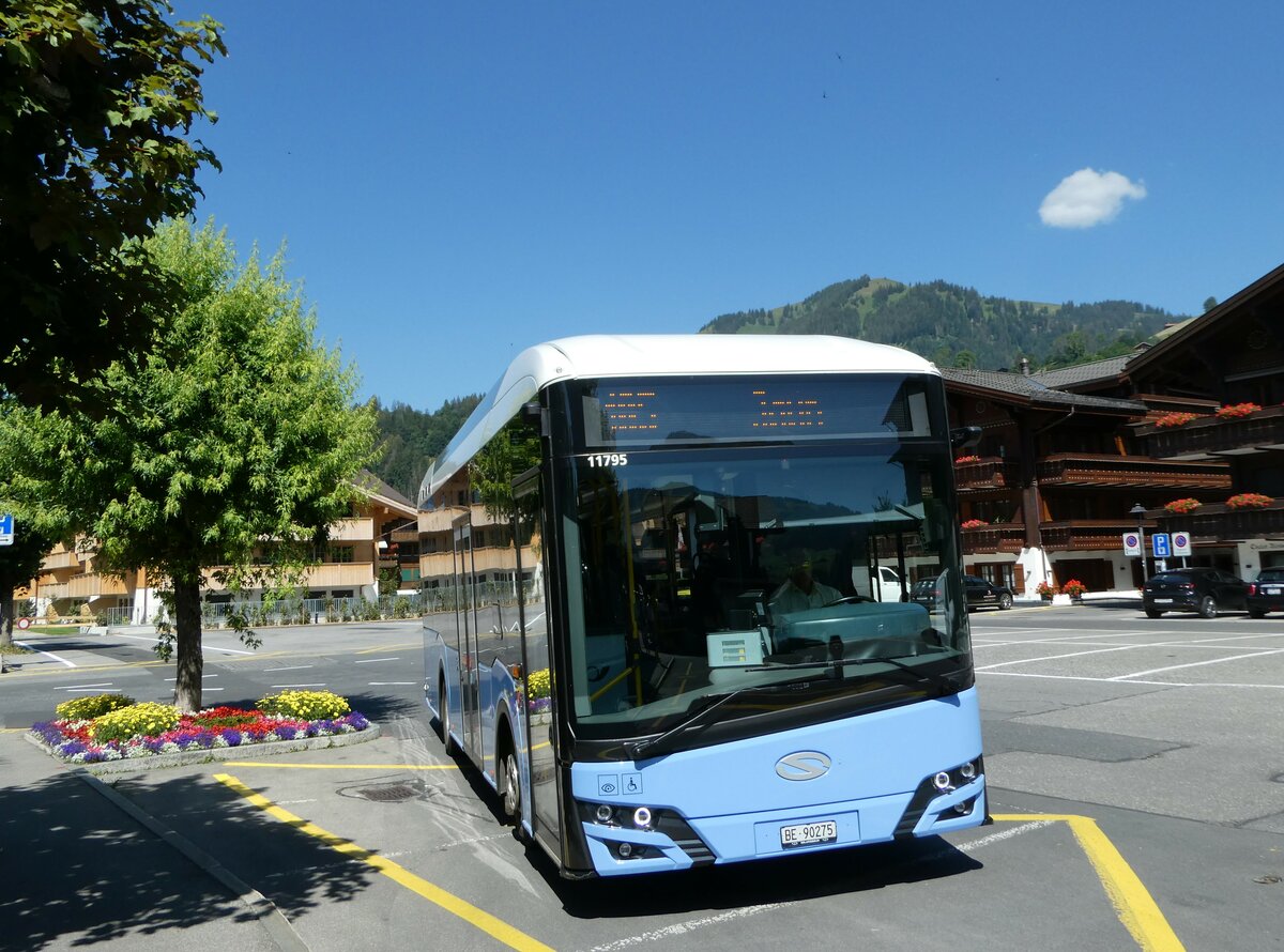 (252'602) - PostAuto Bern - BE 90'275/PID 11'795 - Solaris (ex BE 610'546) am 11. Juli 2023 beim Bahnhof Saanen