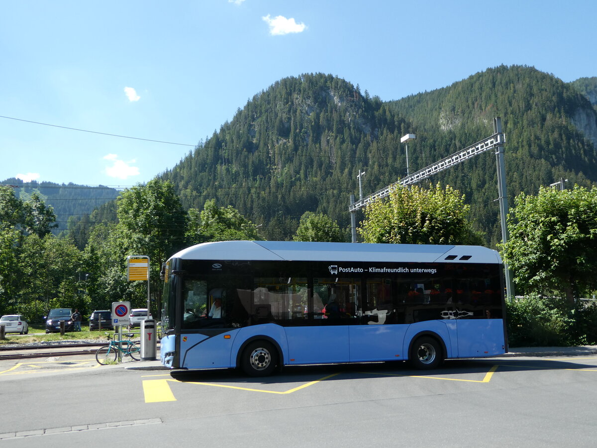(252'603) - PostAuto Bern - BE 90'275/PID 11'795 - Solaris (ex BE 610'546) am 11. Juli 2023 beim Bahnhof Saanen
