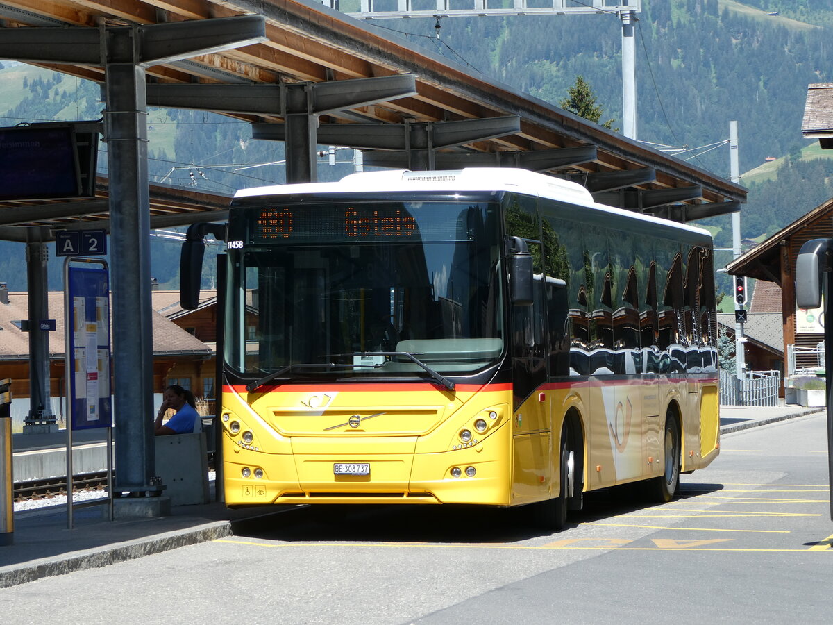 (252'613) - Kbli, Gstaad - BE 308'737/PID 11'458 - Volvo am 11. Juli 2023 beim Bahnhof Gstaad