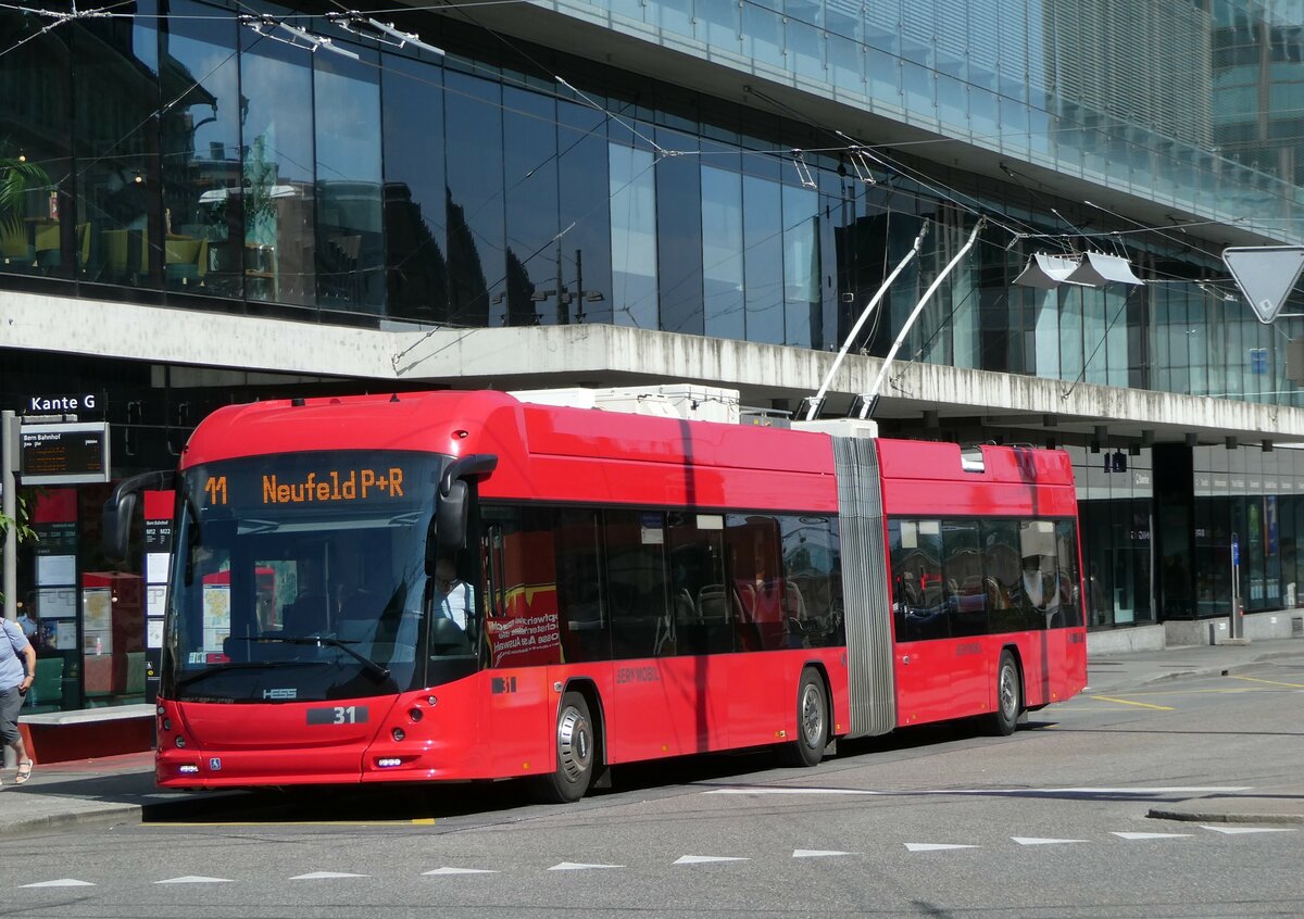 (252'774) - Bernmobil, Bern - Nr. 31 - Hess/Hess Gelenktrolleybus am 19. Juli 2023 beim Bahnhof Bern