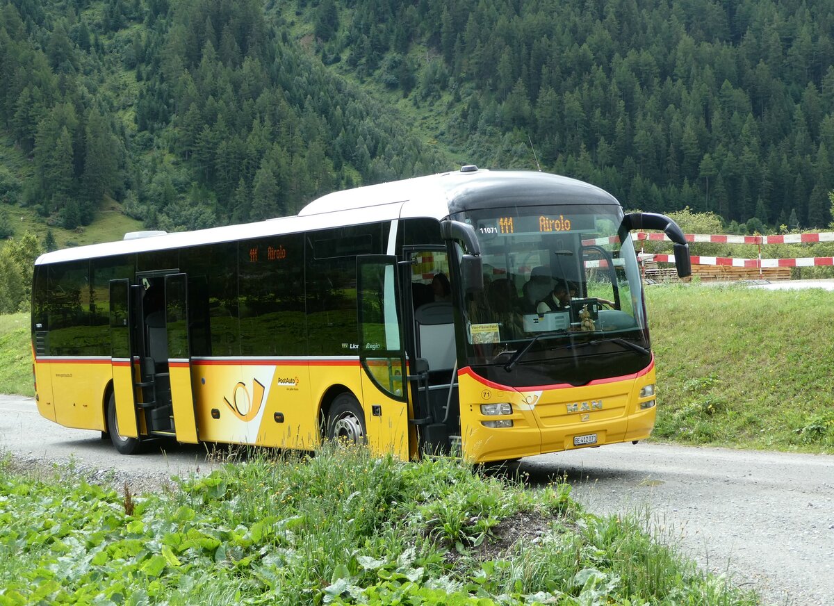 (253'002) - PostAuto Bern - Nr. 71/BE 412'071/PID 11'071 - MAN (ex PostAuto Zentralschweiz Nr. 20; ex Dillier, Sarnen Nr. 20) am 25. Juli 2023 beim Bahnhof Oberwald (prov. Haltestelle)