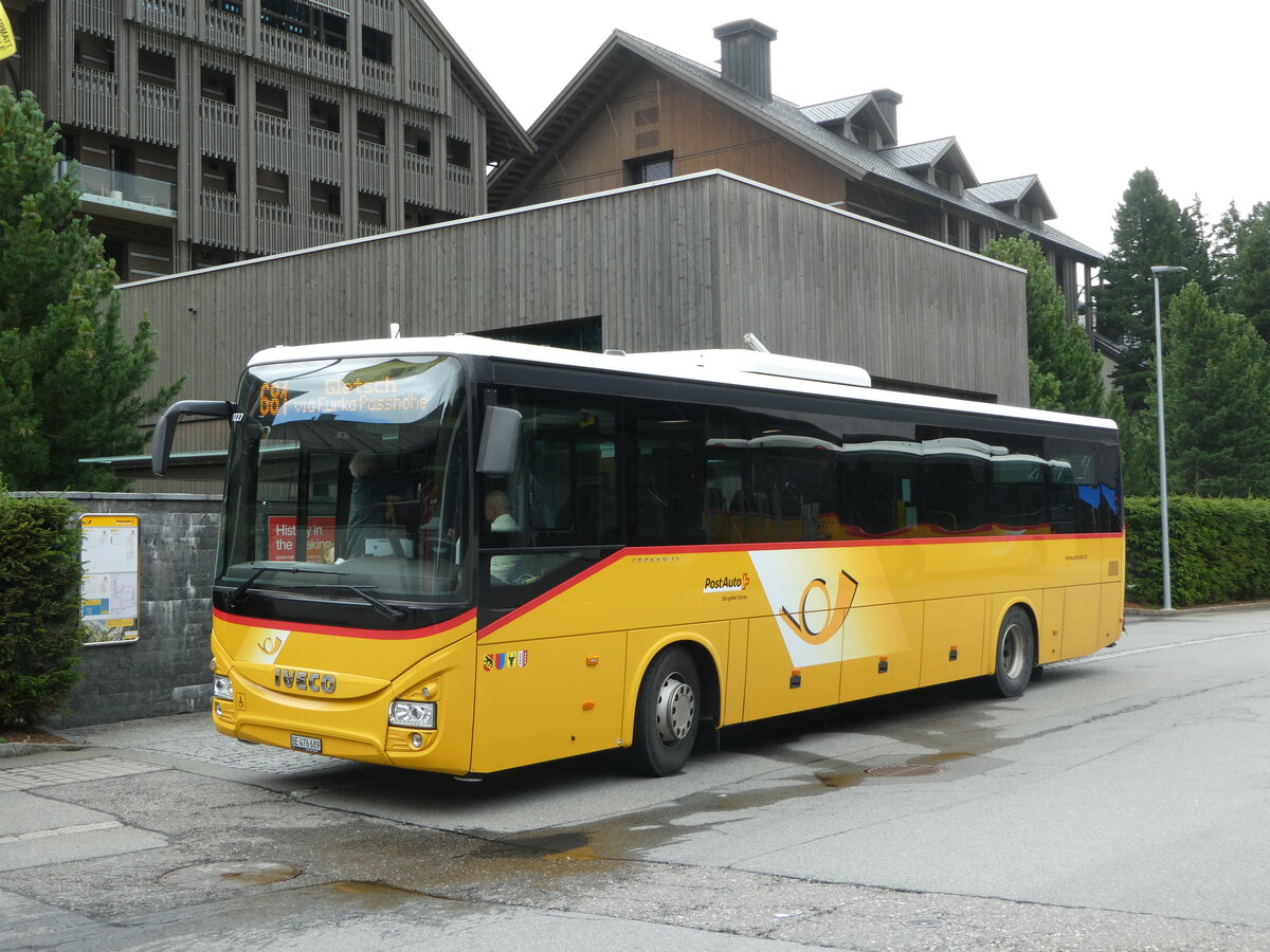 (253'035) - PostAuto Bern - BE 476'689/PID 10'227 - Iveco am 25. Juli 2023 beim Bahnhof Andermatt
