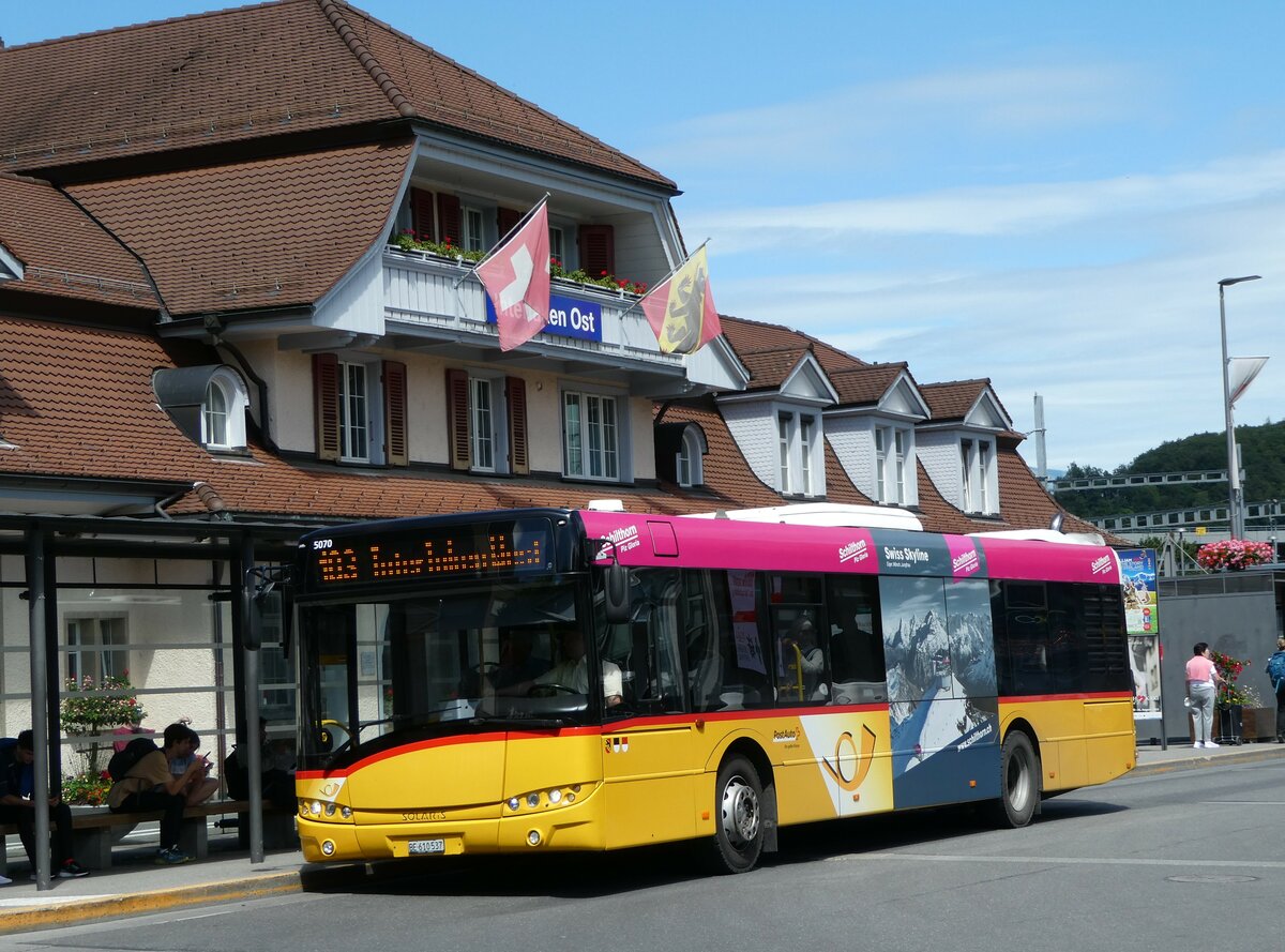 (253'086) - PostAuto Bern - BE 610'537/PID 5070 - Solaris am 27. Juli 2023 beim Bahnhof Interlaken Ost