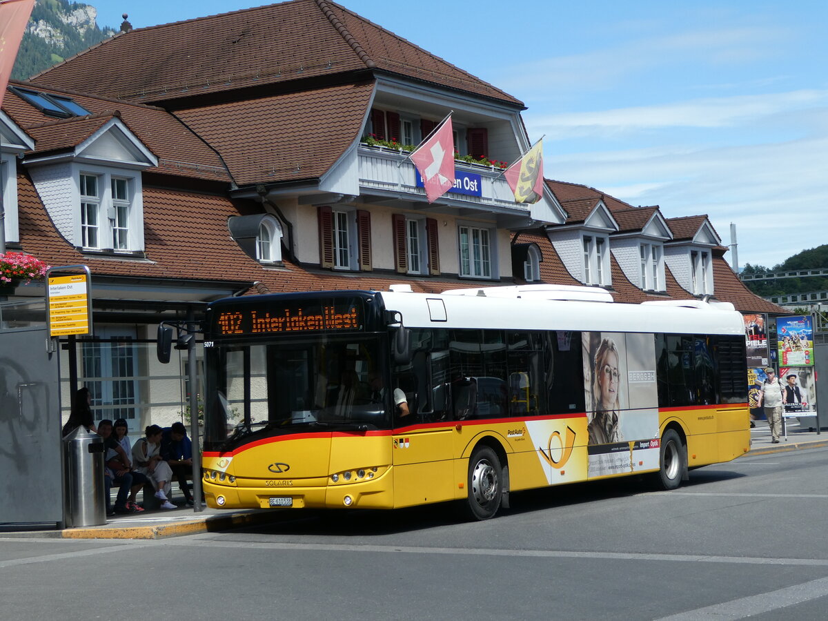 (253'087) - PostAuto Bern - BE 610'538/PID 5071 - Solaris am 27. Juli 2023 beim Bahnhof Interlaken Ost