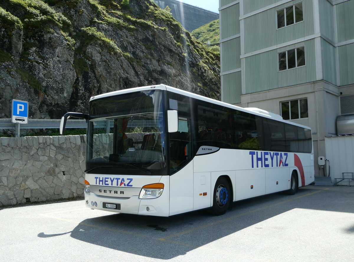 (253'225) - Theytaz, Sion - VS 11'009 - Setra am 30. Juli 2023 in Dixence, Le Chargeur