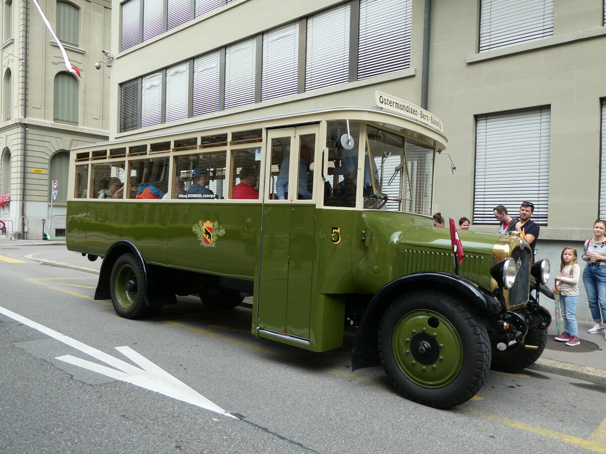 (253'276) - SVB Bern (Bernmobil historique) - Nr. 5/BE 29'005 - Saurer am 1. August 2023 in Bern, Bundeshaus