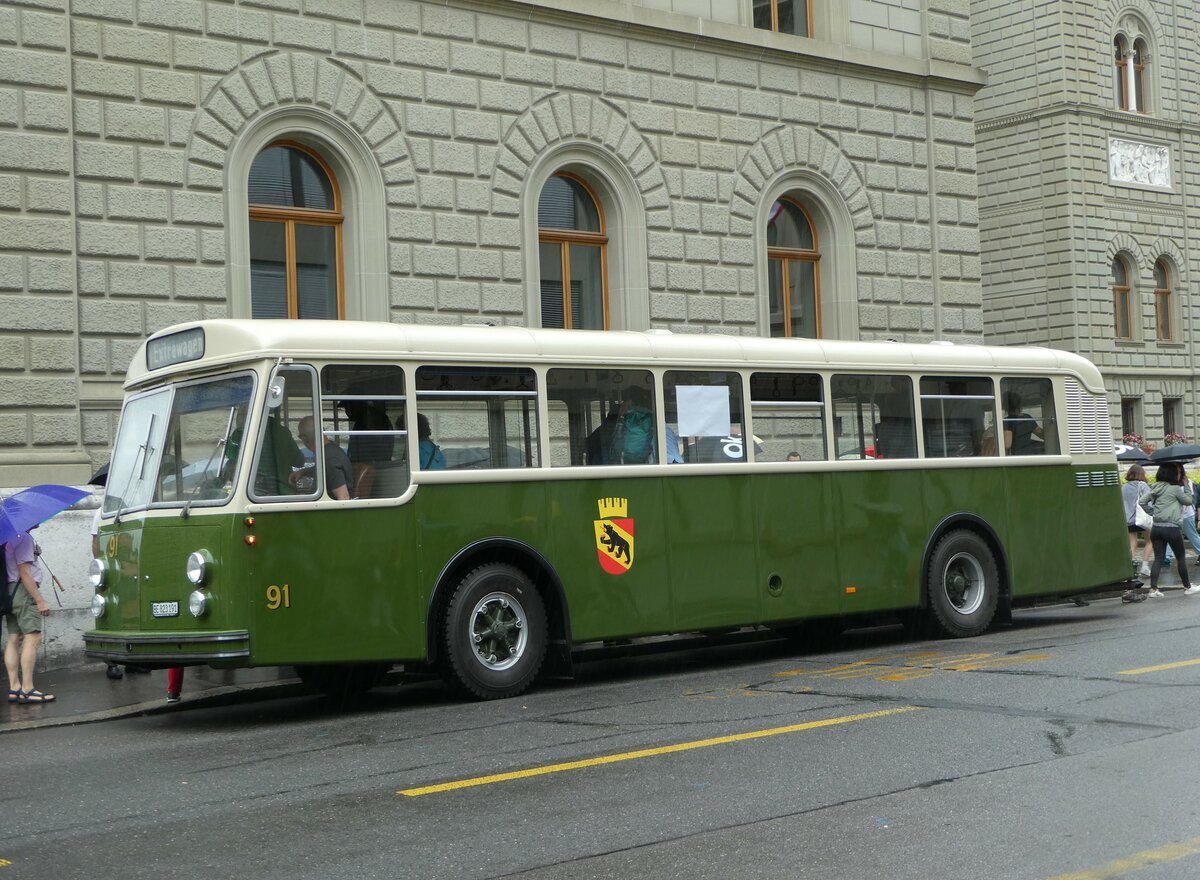 (253'290) - SVB Bern (Bernmobil historique) - Nr. 91/BE 813'191 - Saurer/R&J am 1. August 2023 in Bern, Bundeshaus