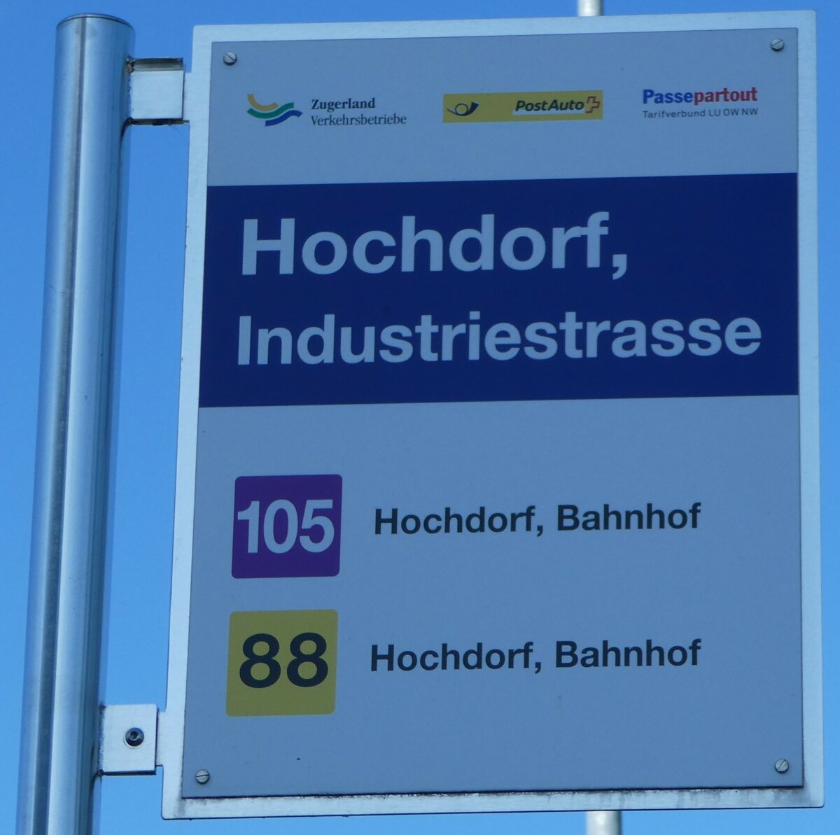 (253'303) - Zugerland Verkehrsbetriebe/PostAuto-Haltestellenschild - Hochdorf, Industriestrasse - am 3. August 2023
