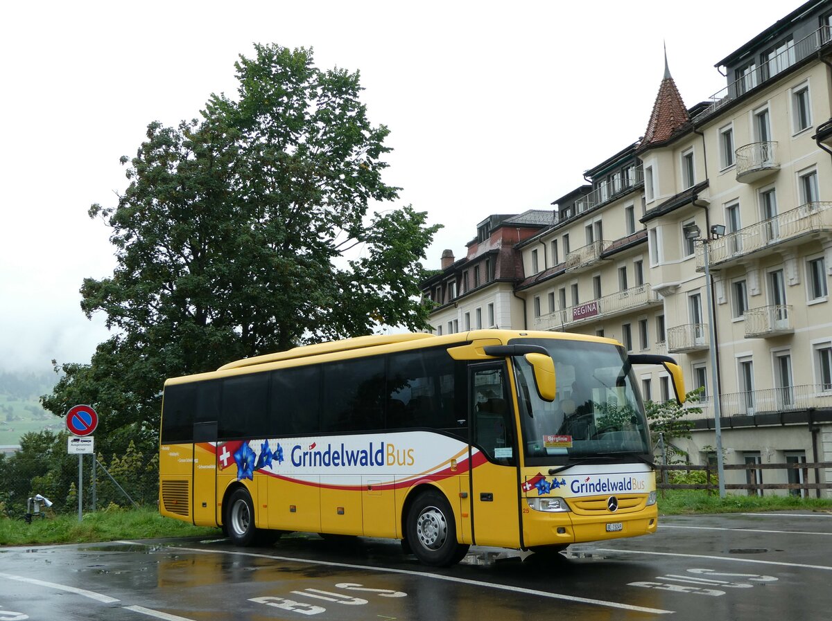(253'381) - Grindelwaldbus, Grindelwald - Nr. 25/BE 73'249 - Mercedes am 5. August 2023 beim Bahnhof Grindelwald