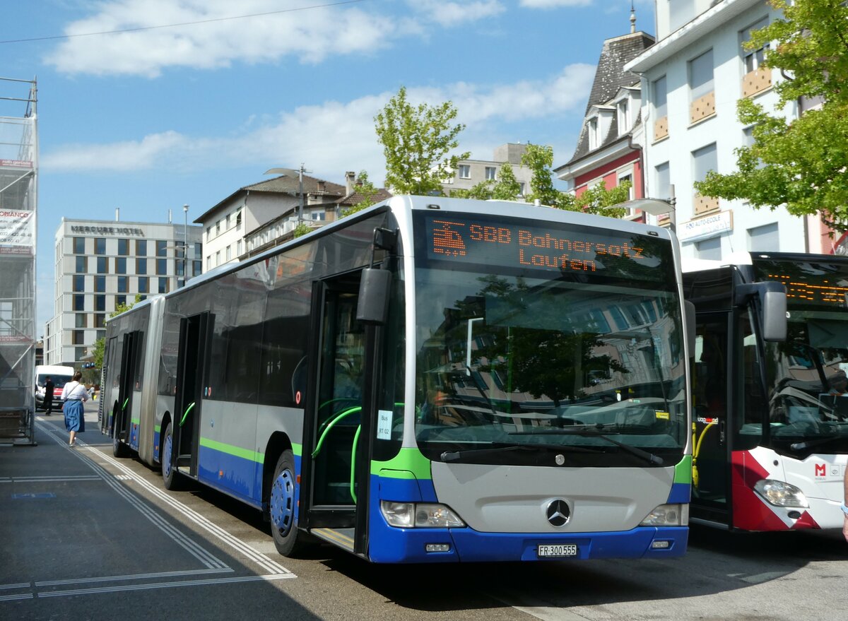 (253'684) - Intertours, Domdidier - Nr. 555/FR 300'555 - Mercedes (ex Nr. 412; ex TPL Lugano Nr. 412) am 12. August 2023 beim Bahnhof Delmont