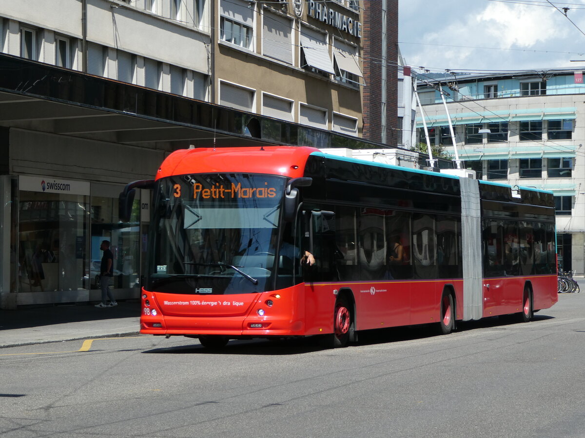 (253'710) - VB Biel - Nr. 98 - Hess/Hess Gelenktrolleybus am 12. August 2023 beim Bahnhof Biel