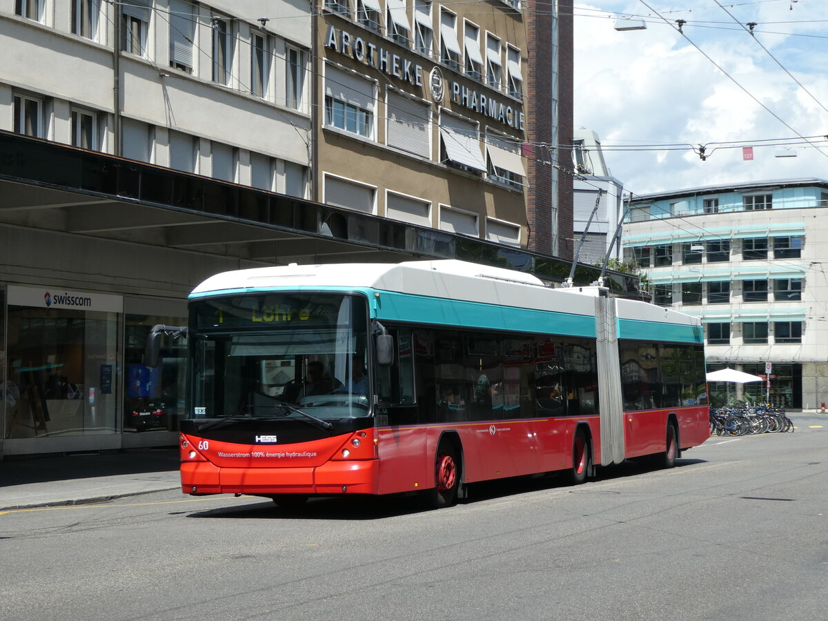 (253'715) - VB Biel - Nr. 60 - Hess/Hess Gelenktrolleybus am 12. August 2023 beim Bahnhof Biel