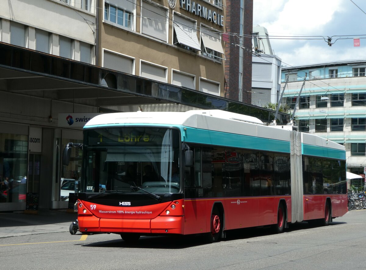 (253'720) - VB Biel - Nr. 59 - Hess/Hess Gelenktrolleybus am 12. August 2023 beim Bahnhof Biel