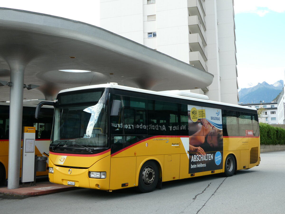 (253'809) - Autotour, Visp - VS 86'620/PID 5043 - Irisbus am 15. August 2023 beim Bahnhof Visp