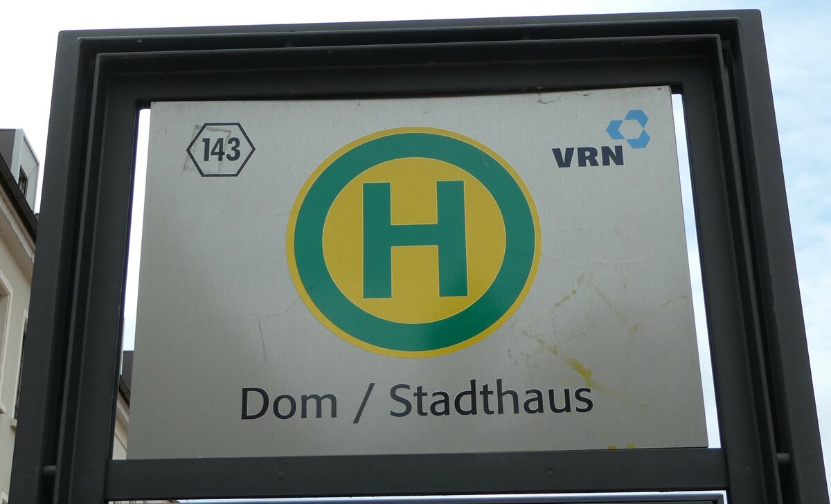 (254'304) - VRN-Haltestellenschild - Speyer, Dom/Stadthaus - am 29. August 2023