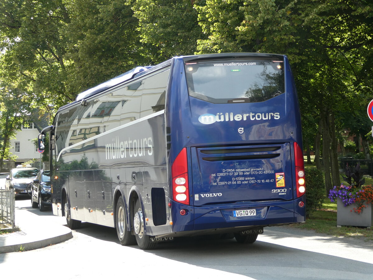 (254'473) - Mllertours, Zinnowitz - VG-Q 99 - Volvo am 31. August 2023 in Ahlbeck, Rathaus