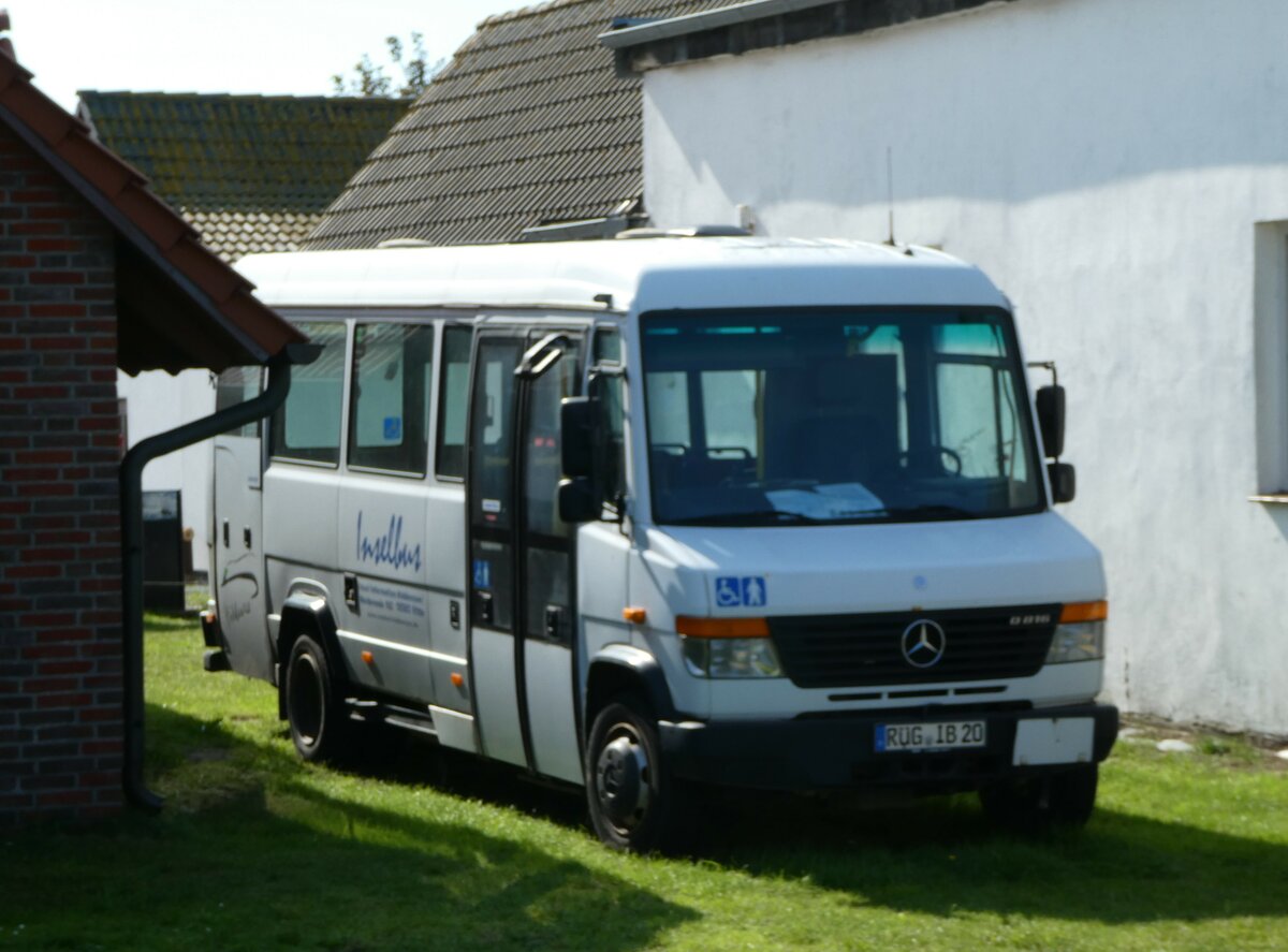 (254'629) - Inselbus Hiddensee, Vitte - RG-IB 20 - Mercedes am 2. September 2023 in Vitte, Hafen
