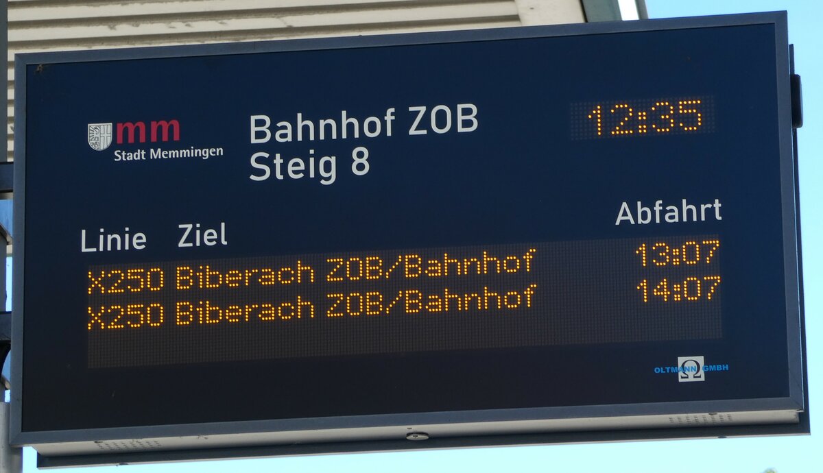 (254'791) - mm-Infobildschirm am 4. September 2023 beim Bahnhof Memmingen