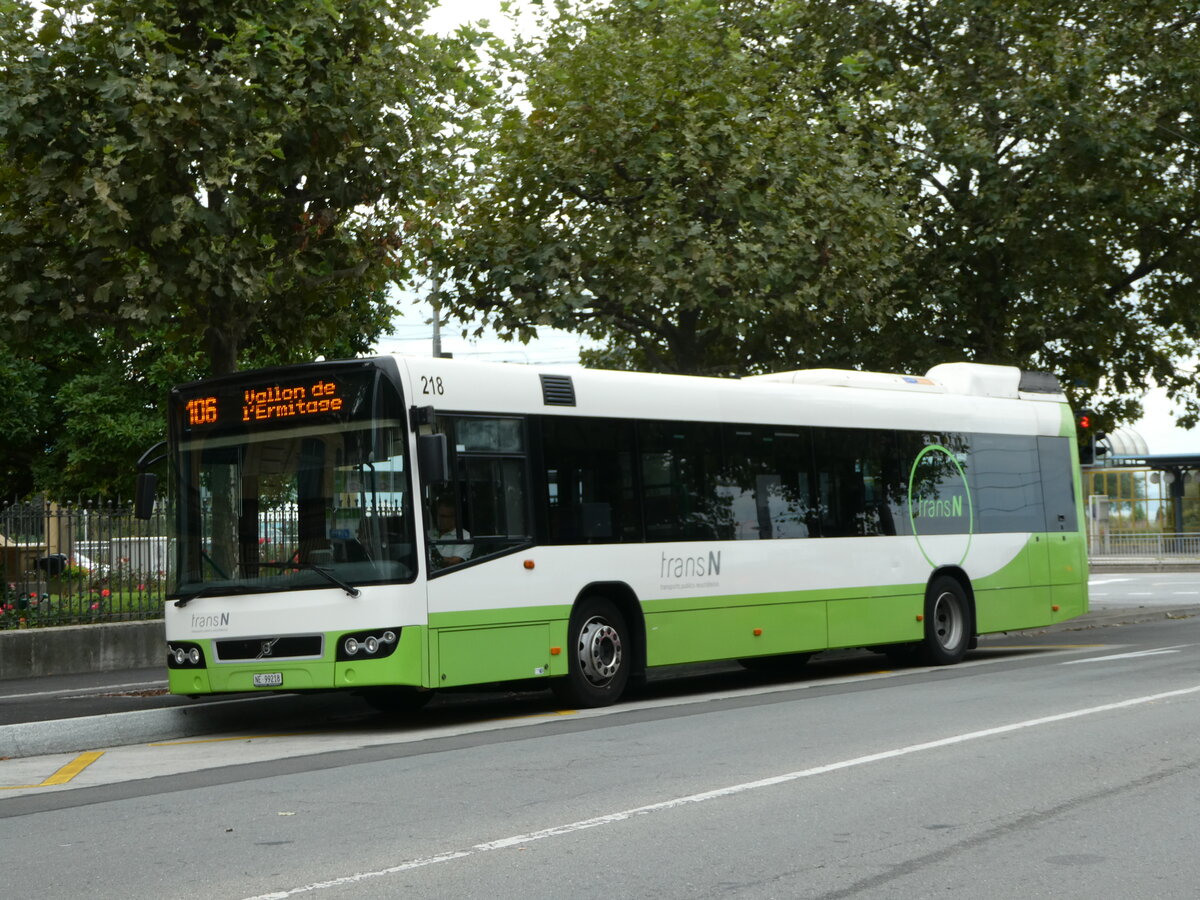 (255'224) - transN, La Chaux-de-Fonds - Nr. 218/NE 99'218 - Volvo (ex TN Neuchtel Nr. 218) am 16. September 2023 in Neuchtel, Place Pury