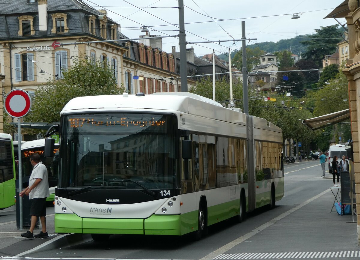 (255'233) - transN, La Chaux-de-Fonds - Nr. 134 - Hess/Hess Gelenktrolleybus (ex TN Neuchtel Nr. 134) am 16. September 2023 in Neuchtel, Place Pury