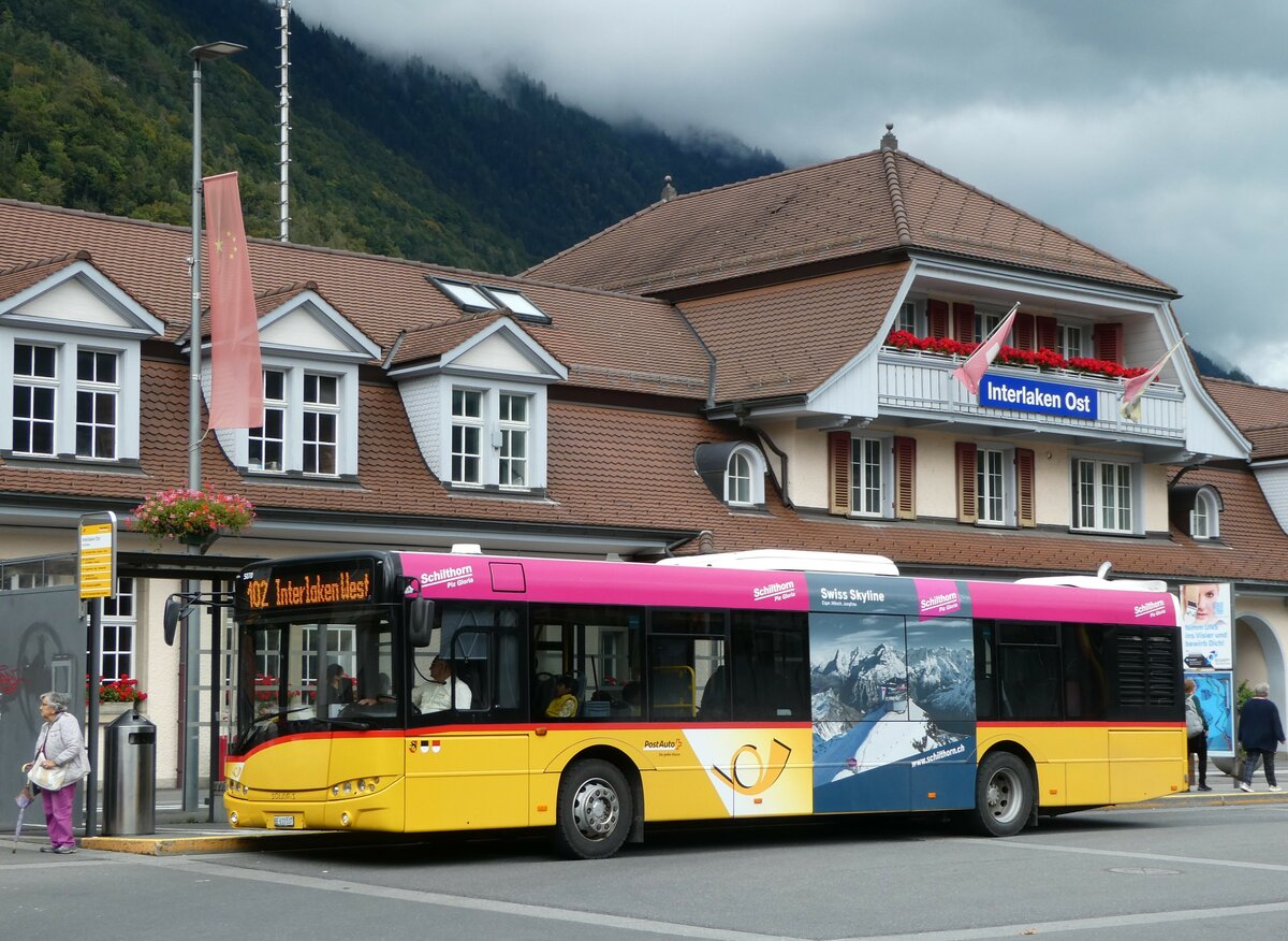 (255'477) - PostAuto Bern - BE 610'537/PID 5070 - Solaris am 22. September 2023 beim Bahnhof Interlaken Ost