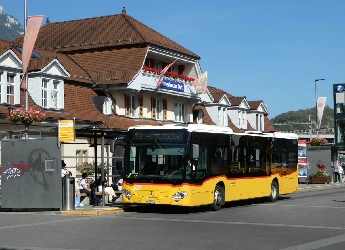 (255'839) - PostAuto Bern - BE 654'090/PID 11'402 - Mercedes am 2. Oktober 2023 beim Bahnhof Interlaken Ost