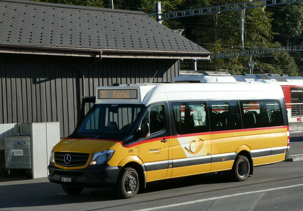 (256'140) - PostAuto Zentralschweiz - Nr. 205/OW 10'005/PID 10'531 - Mercedes (ex Dillier, Sarnen Nr. 15) am 16. Oktober 2023 beim Bahnhof Giswil