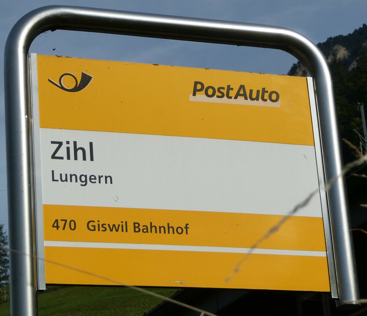 (256'153) - PostAuto-Haltestellenschild - Lungern, Zihl - am 17. Oktober 2023