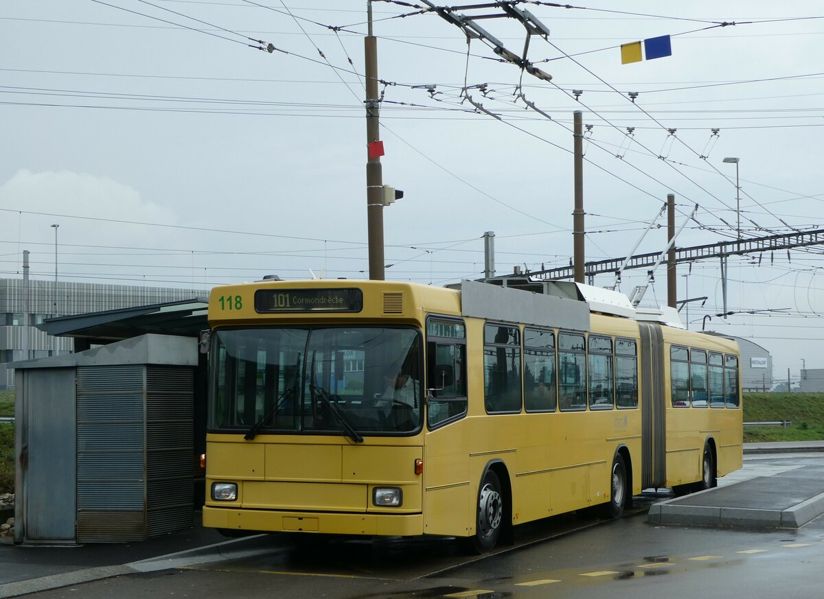 (256'182) - transN, La Chaux-de-Fonds - Nr. 118 - NAW/Hess Gelenktrolleybus (ex TN Neuchtel Nr. 118) am 19. Oktober 2023 beim Bahnhof Marin-pagnier