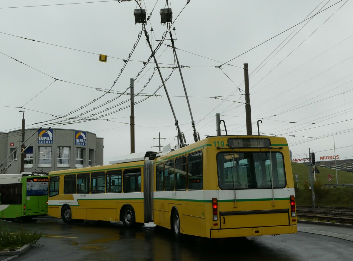 (256'191) - transN, La Chaux-de-Fonds - Nr. 119 - NAW/Hess Gelenktrolleybus (ex TN Neuchtel Nr. 119) am 19. Oktober 2023 beim Bahnhof Marin-pagnier