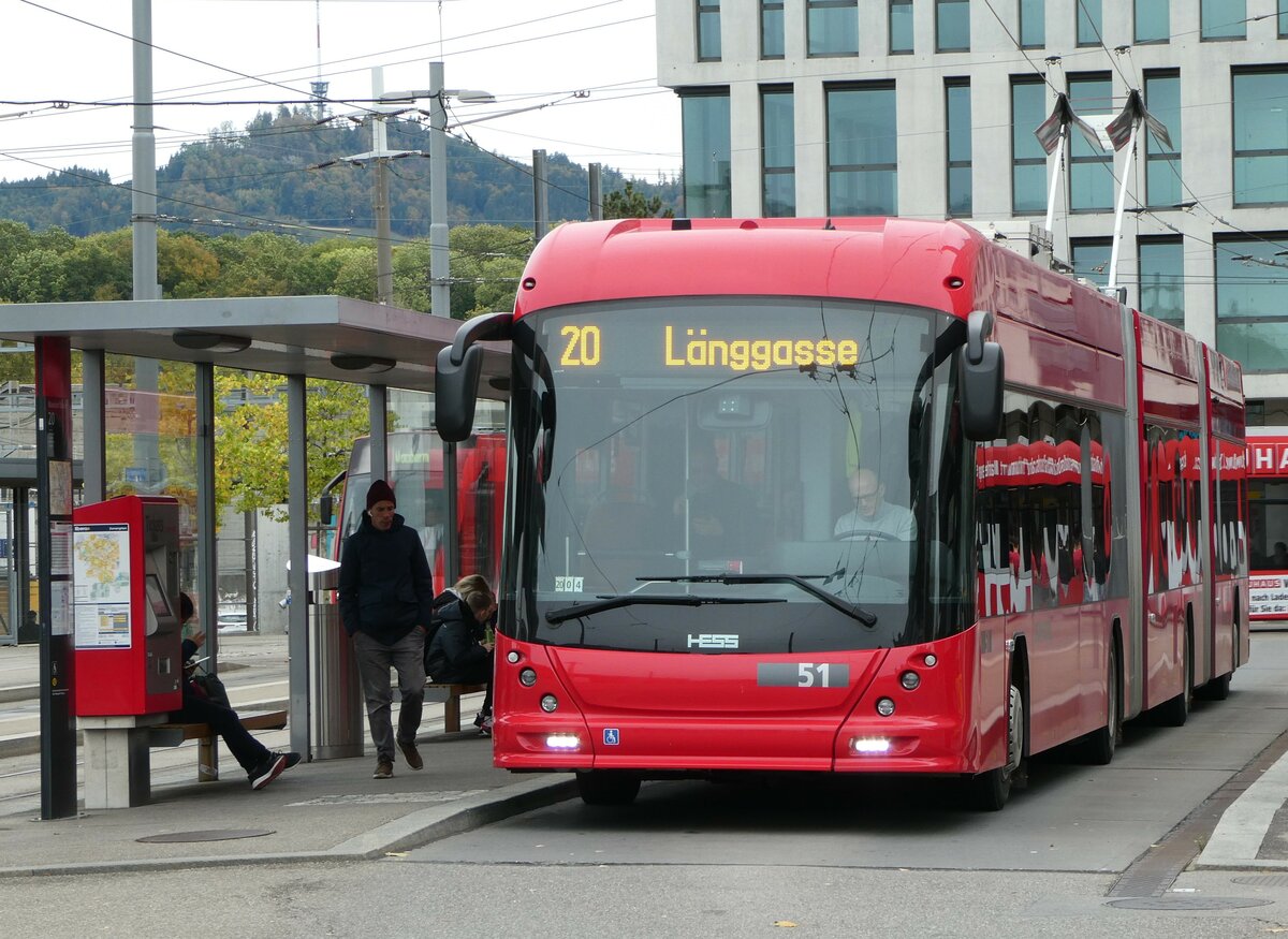 (256'424) - Bernmobil, Bern - Nr. 51 - Hess/Hess Doppelgelenktrolleybus am 26. Oktober 2023 beim Bahnhof Bern Wankdorf